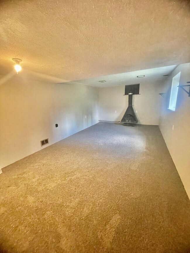 Building Photo - 3 Bed 2 Bath- Hopewell Township Pa!