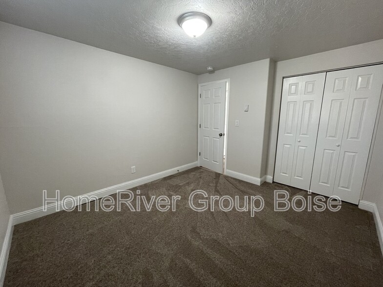 Building Photo - 102 N Homedale Ave