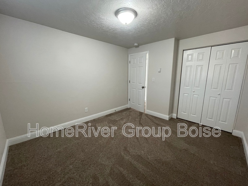 Building Photo - 102 N Homedale Ave