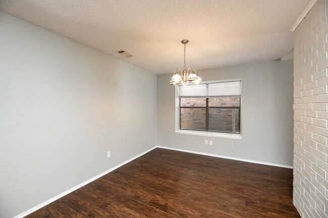 Building Photo - AVAILABLE NOW! NICE 3 BEDROOM HOME LOCATED IN ARLINGTON, TEXAS!