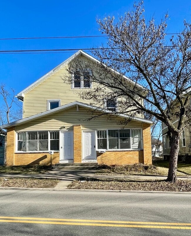 Building Photo - SPACIOUS 3 Bedroom Duplex Available!