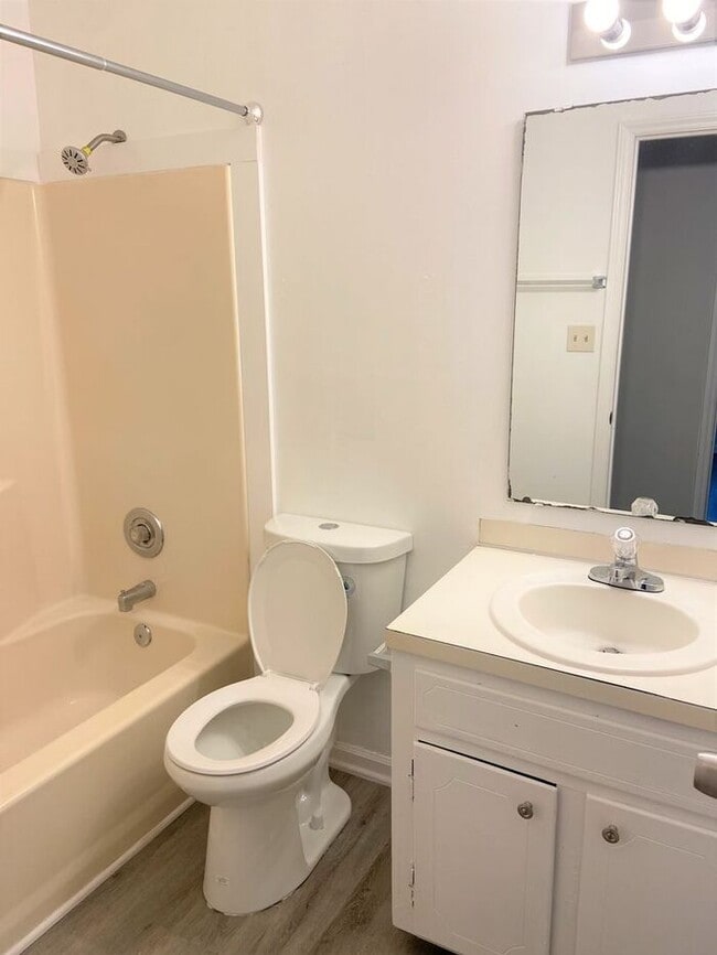 Building Photo - Charming Brick Ranch on a Cul-de-sac! MOVE...