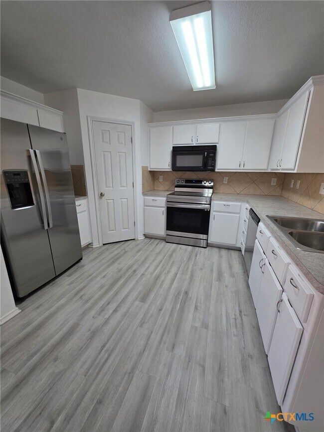 Building Photo - 1121 Dixon Cir