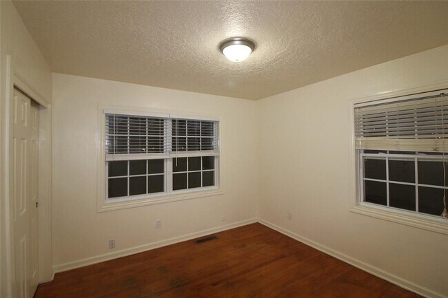 Building Photo - 2000 E Alameda St