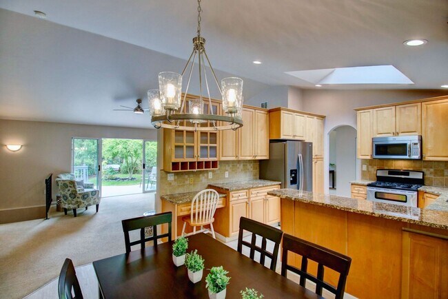 Building Photo - Lovely Clinton Home with Great Light and Pet Friendly!