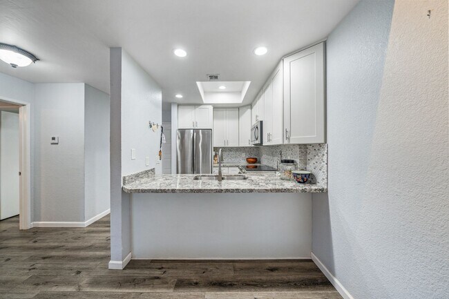 Building Photo - Mission Valley Beautiful Townhome Fully Furnished with A/C, Laundry + Parking