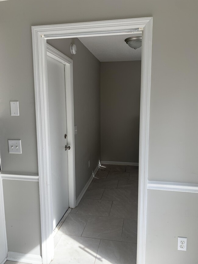 Building Photo - 805 Hidden Hollow Cir