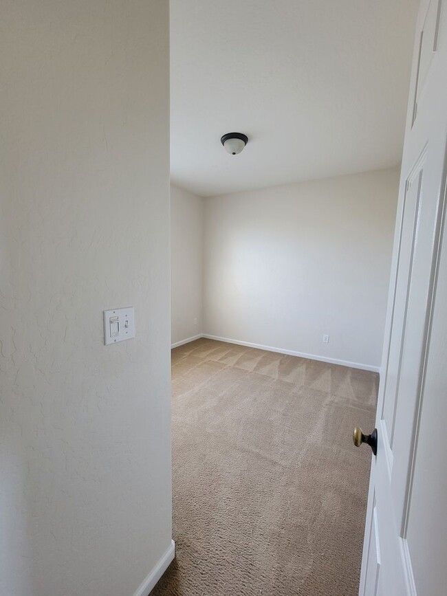 Building Photo - Beautiful 2 bedroom 2.5 bath home in Avalon Gated Community!!