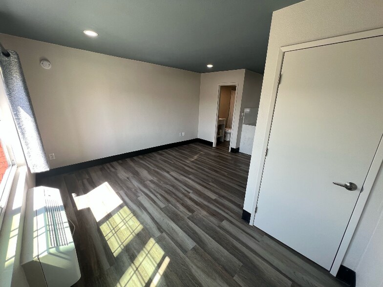 Building Photo - 3570 Pio Pico Dr