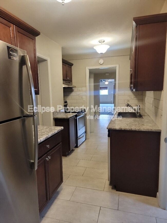 Building Photo - 805 3rd St