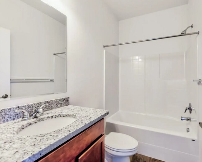 Building Photo - Stylish Townhome with Room to Relax & Ente...