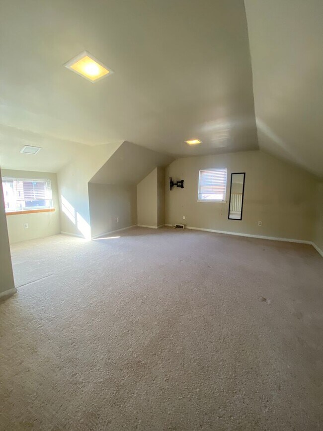 Building Photo - 4 Bedroom/ 2 Bathroom House in Dormont Available 7/1/2026