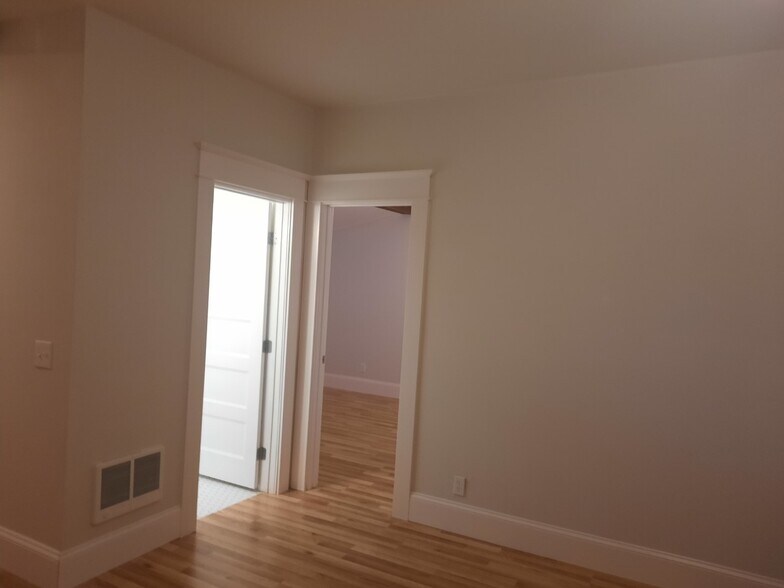 Bedroom - 602 E McLoughlin Blvd
