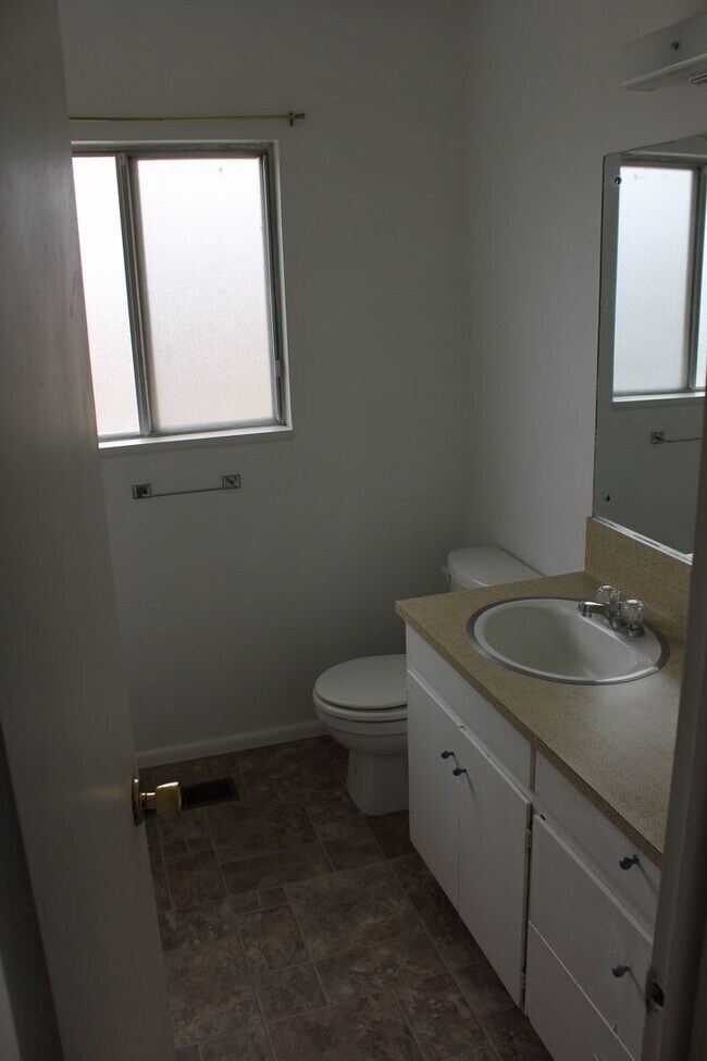 Building Photo - 254-258 E 200 S