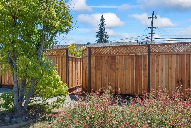 Building Photo - Unit A