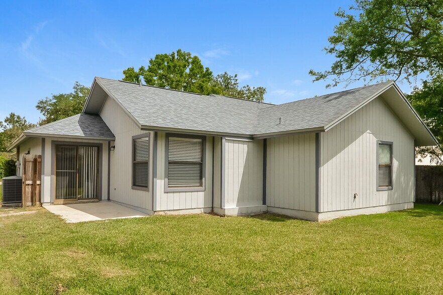 Building Photo - 11426 Lumberjack Cir W