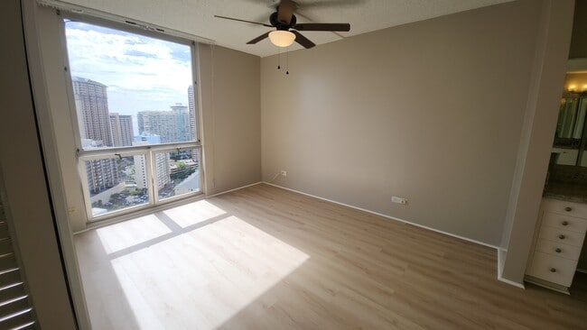 Building Photo - 469 Ena Rd