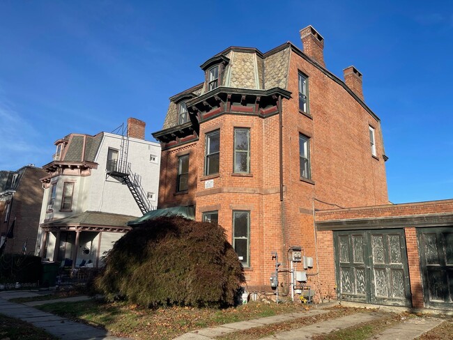 Building Photo - 4 Bedroom 2 Bathroom House with Stunning Hudson River Views