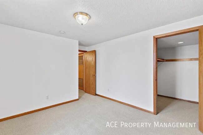 Building Photo - 3738 Park Dr