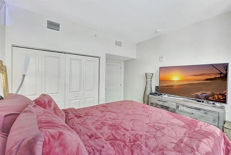 Building Photo - 111 E Flagler St