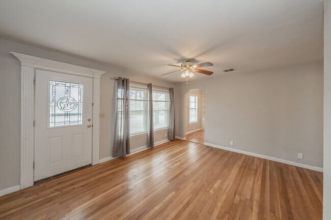 Building Photo - Updated home in Arlington Heights!