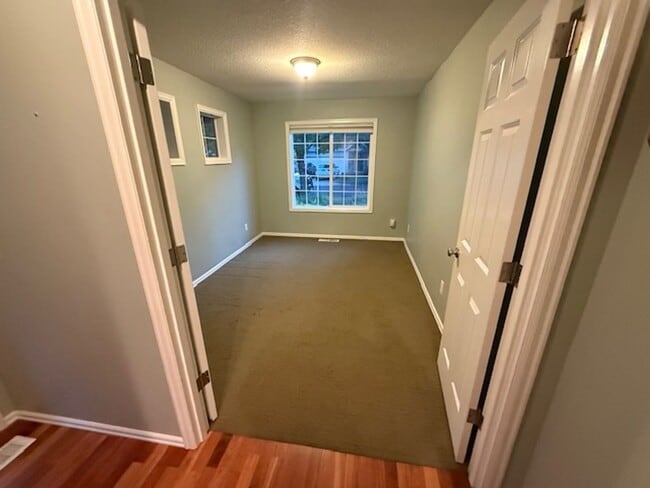 Building Photo - Quiet Neighborhood 4 bed + Office 2.5 Bath