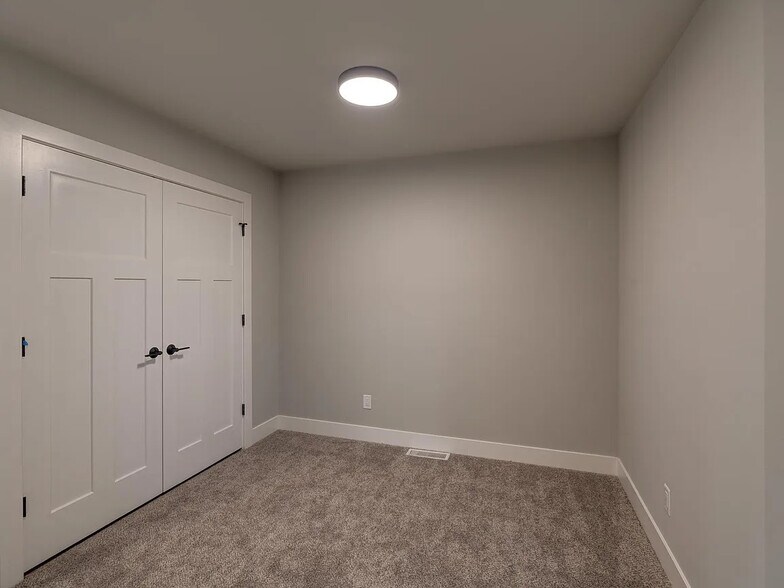 Building Photo - 115 Prairie Heights Dr
