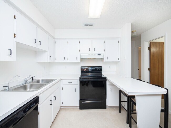 Building Photo - South Lakeland Duplex!