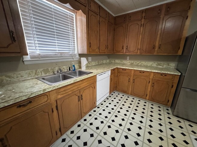 Building Photo - 2 Bedrooms- 1 Bathroom- House in Centre, AL!