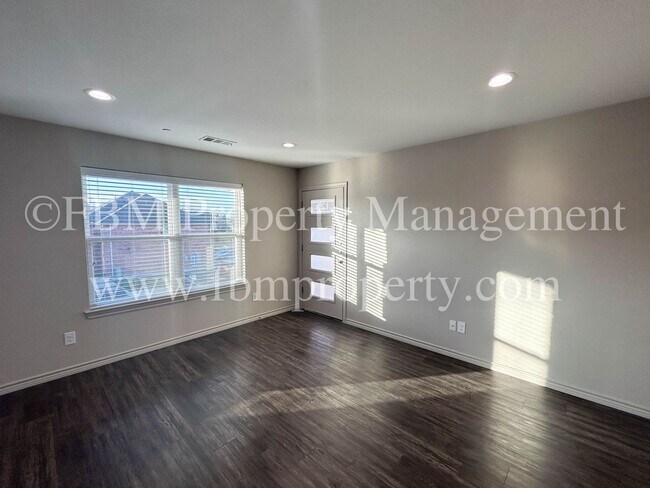 Building Photo - 1203 N Clay St