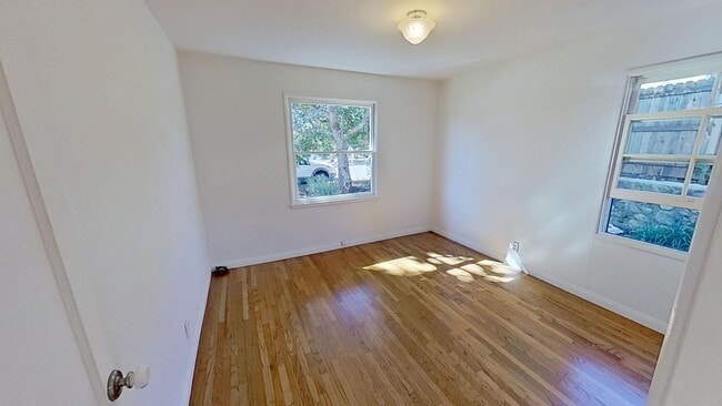 Building Photo - Desirable 3 Bedroom, 2 Bathroom house in S...