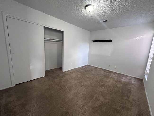 Building Photo - 606 Western Dr
