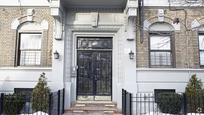Building Photo - 738 E 21st St