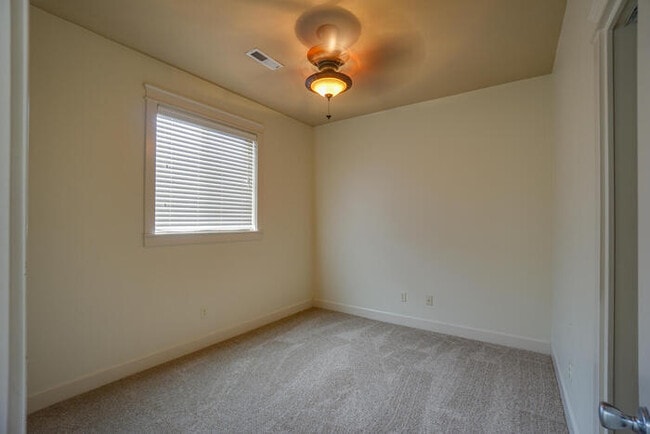 Building Photo - BEAUTIFUL FOUR BEDROOM HOME IN VANCOUVER