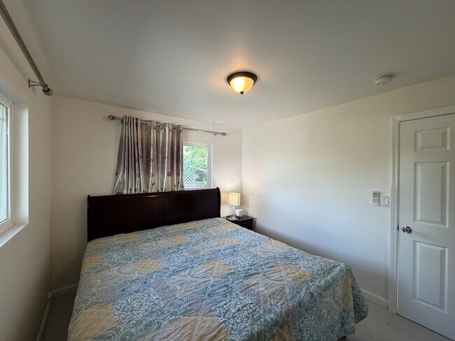 Building Photo - 3346 Kanaina Ave