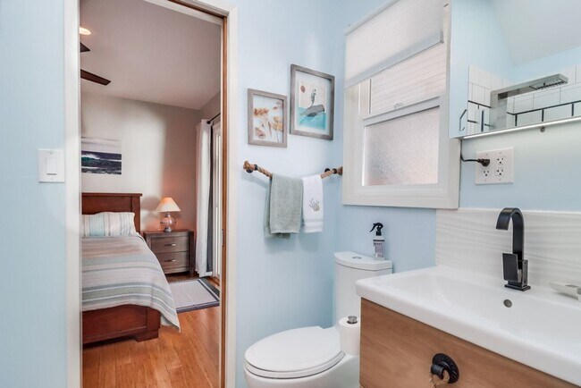 Building Photo - ***VACATION HOME AVAILABLE FROM MAY 15TH- OCTOBER 31ST*** MONTH TO MONTH