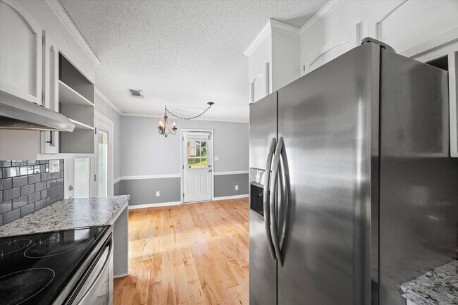Building Photo - Updated and well maintained 3 bedroom, 2 b...