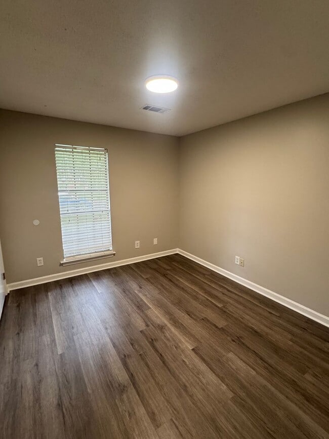 Building Photo - Forest Hills Home