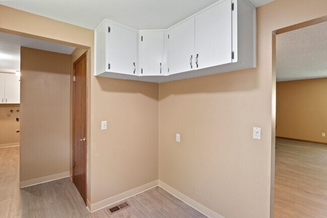 Building Photo - 505 W Ivanhoe Rd