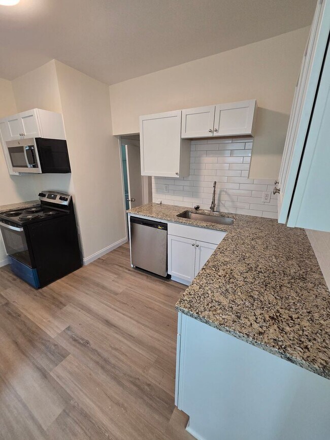 Building Photo - 2 BEDROOM SINGLE FAMILY HOME