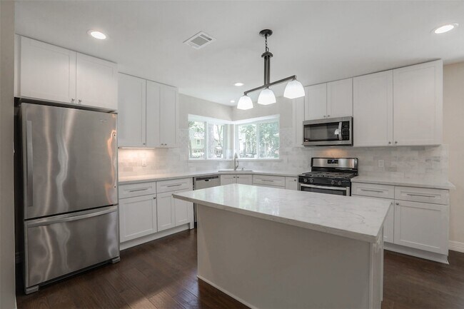 Building Photo - 730 Bison Dr