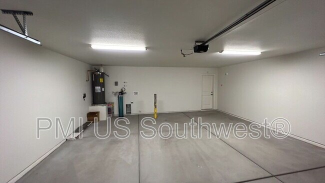 Building Photo - 5018 S Rosemary Dr