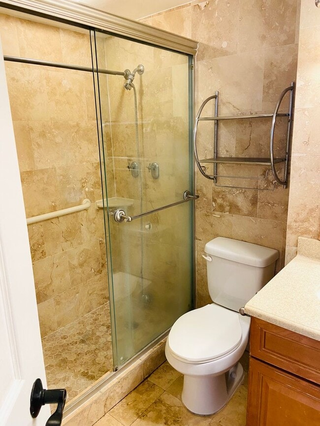 Building Photo - 750 Amana St