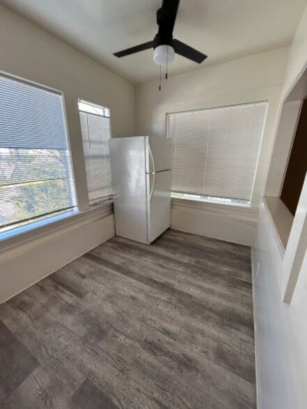 Building Photo - 836 S Park View St