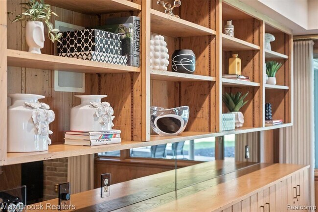 Building Photo - 3333 W Shore Dr