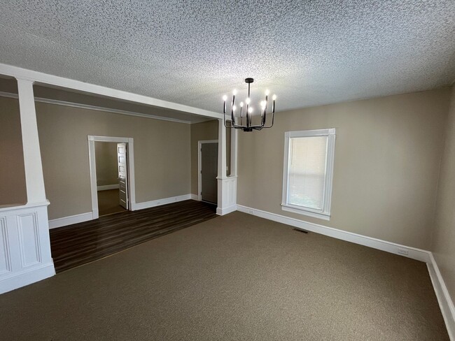 Building Photo - Newly Renovated 2 Bedroom Bungalow!!!