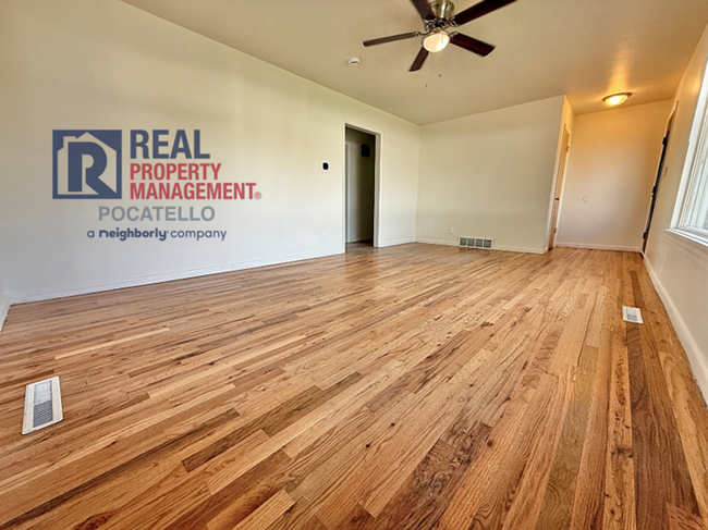 Building Photo - 3 bed 2 bath - 1 car garage - Bonus room -...