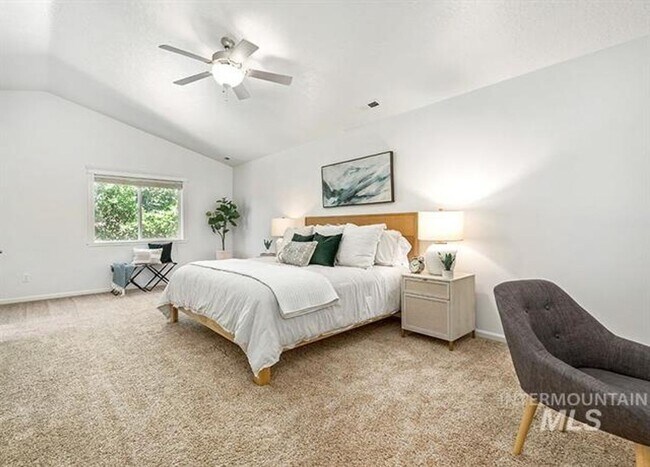 Building Photo - 3 Bedroom 2.5 Bath, 3 Car Garage w/Gorgeous Exterior