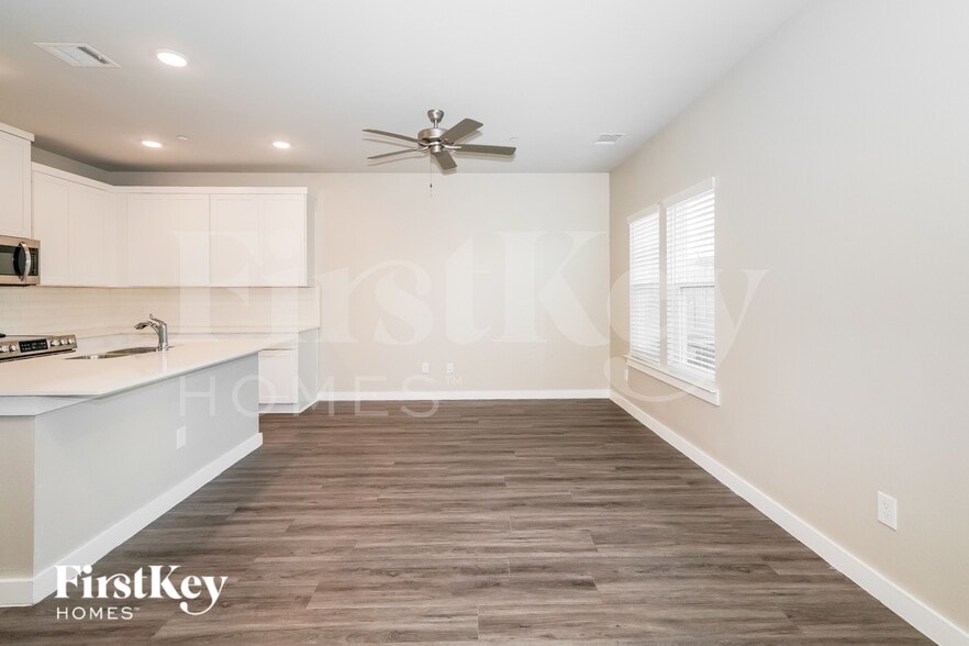 Building Photo - 309 N Centro Cir