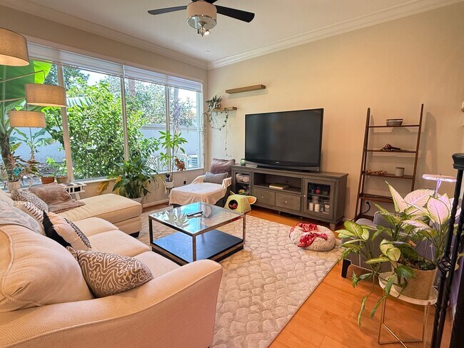 Building Photo - Two-story Upscale Townhouse located at Bel...